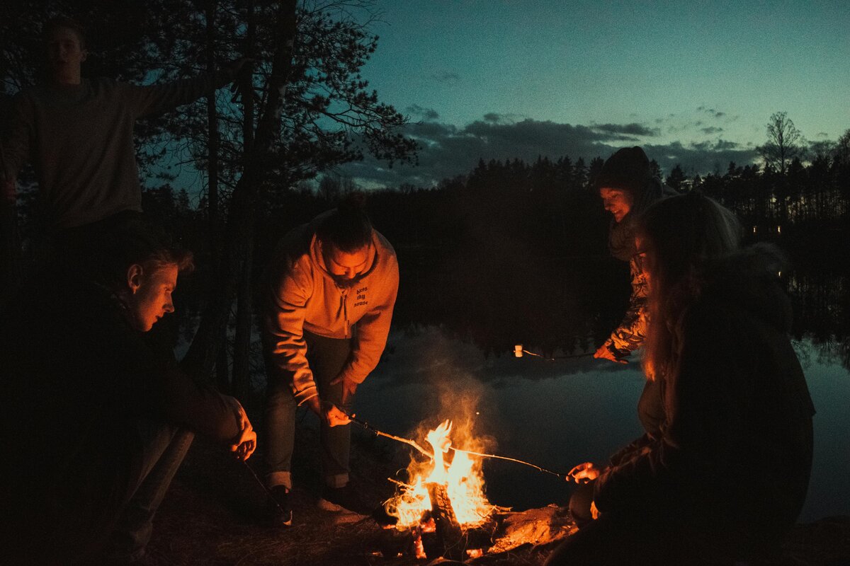 Juhannuskokko järven rannalla